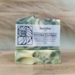 Savon surgras au parfum frais et citronné et à l’argile verte marine.